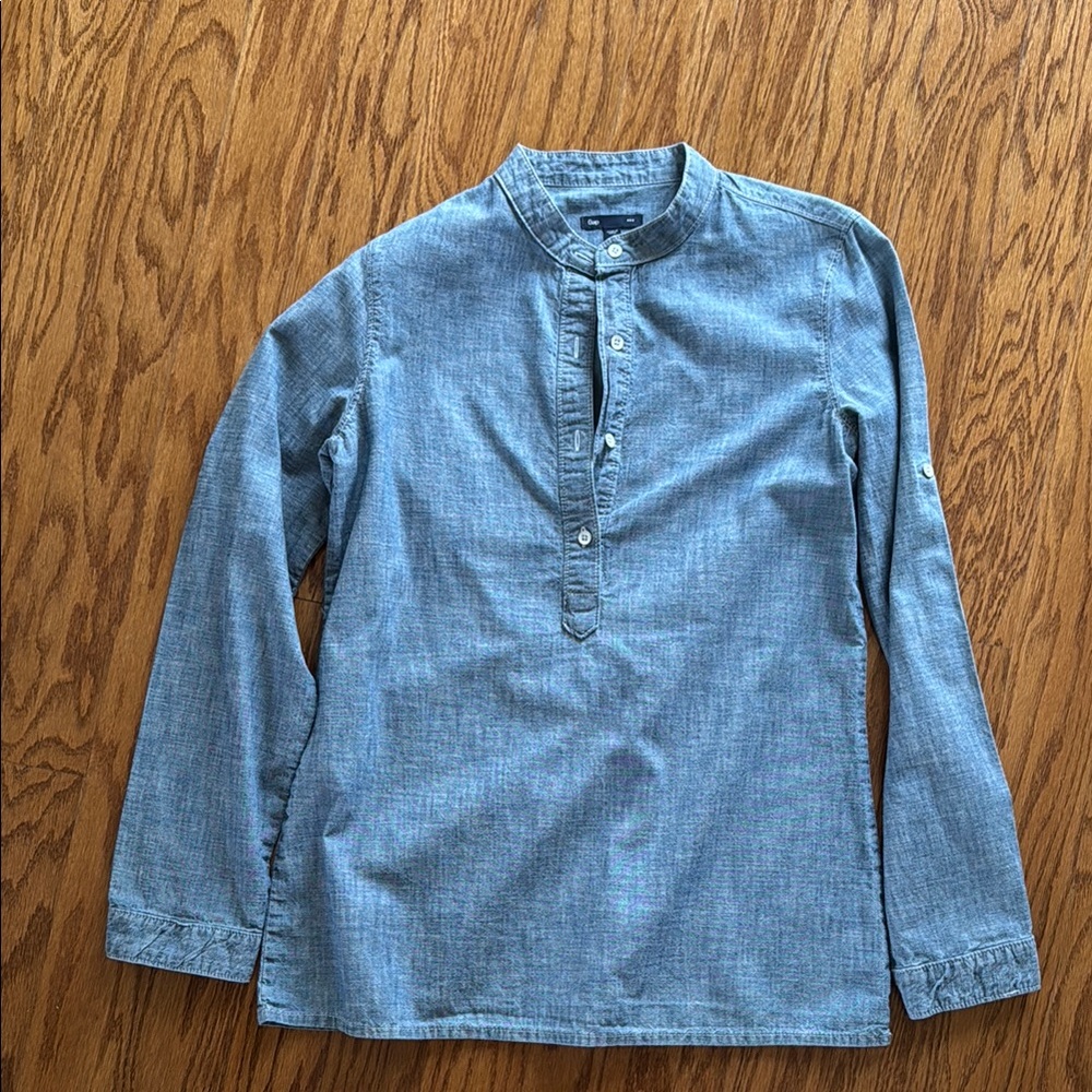 3/$30 😎 Gap Women’s size small Blue Denim Shirt